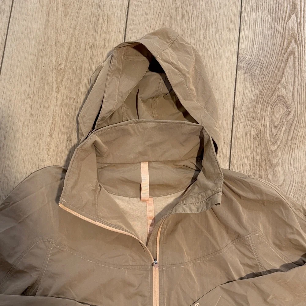 Lululemon Hooded Windbreaker Jacket never worn - Picture 3 of 6